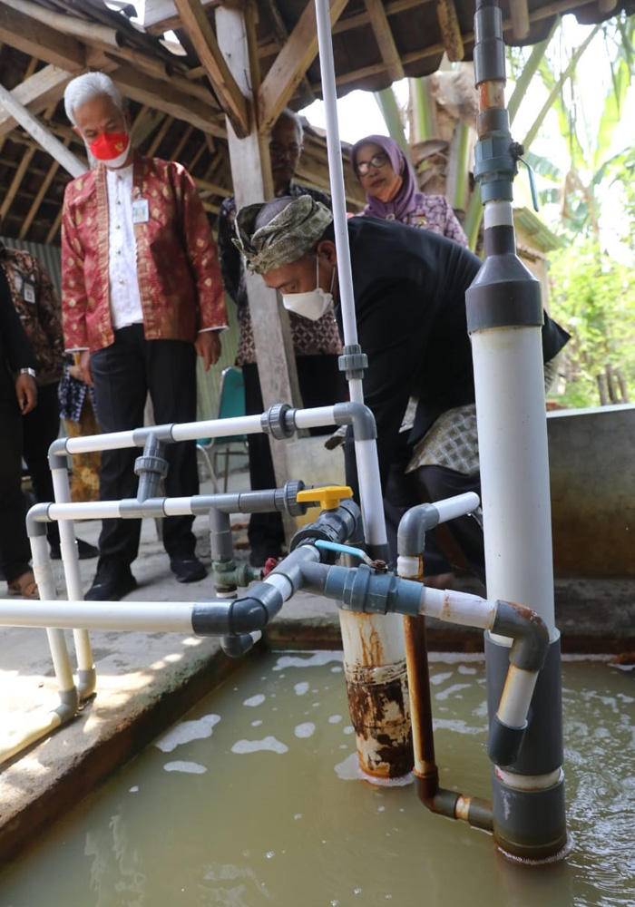 Ganjar Pranowo meninjau salah satu desa yang memanfaatkan energi baru terbarukan (EBT) sebagai pengganti gas elpiji dan listrik PLN.