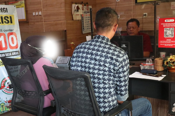 AASR diantar ibu dan pendampingnya melaporkan kejadian yang menimpa kepadanya ke Mapolres Jombang