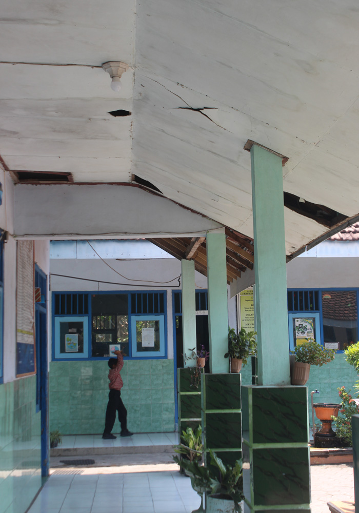 Kondisi atap SDN 1 Dukuhpundong, Kecamatan Diwek yang sudah rusak dan membahayakan siswa