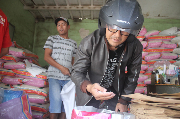 Pedagang beras di Pasar Citra Niaga Jombang meunjukkan beras yang mereka jual. Harga beras memang tengah tinggi di Jombang
