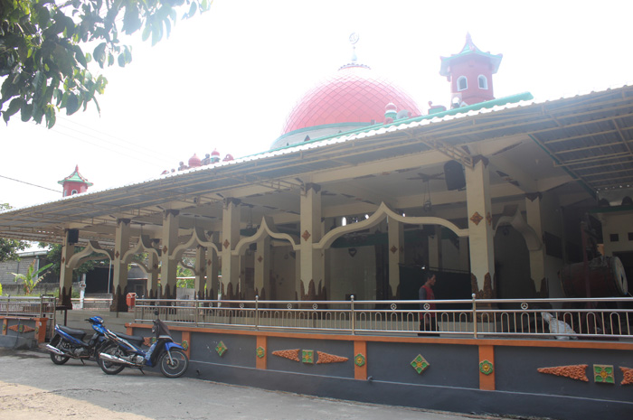 Masjid Ar Rahman yang terletak di Dusun Bodo, Desa Pulorejo, Kecamatan Ngoro yang memiliki tiga gaya arsitektur