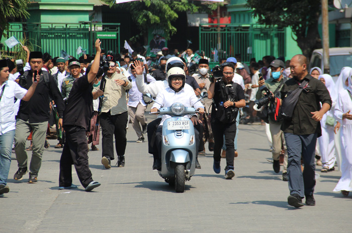 Anies Baswedan dan Muhaimin Iskandar berboncengan motor Vespa saat tiba di Ponpes Mambaul Maarif Denanyar kemarin.
