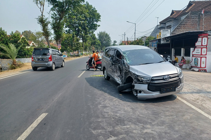 Kondisi mobil yang terlibat kecelakaan dan menabrak truk di Jalur Provinsi Desa Kayangan, Kecamatan Diwek, Jombang