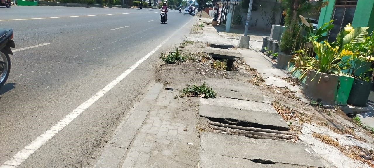 Trotoar yang berada di atas Jl nasional di Jombang ini berlubang dan membahayakan pengguna jalan