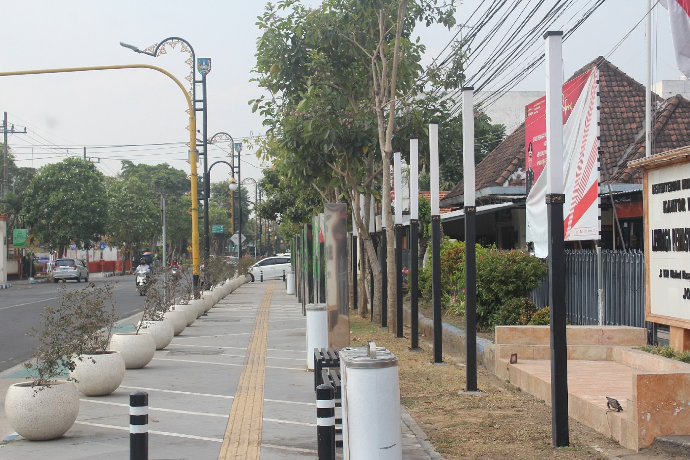 Puluhan lampu neon di Trotoar Wahid Hasyim Jombang ini rusak. Namun belum seluruhnya diperbaiki