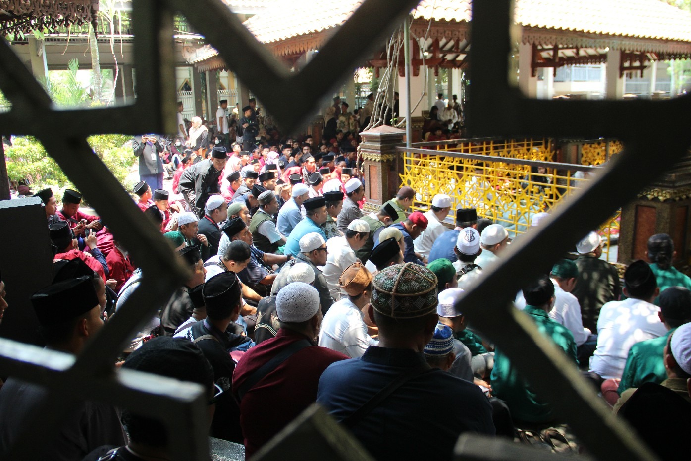 Ribuan peziarah dari berbagai daerah memadati area makam GusDur Sabtu (30/9)