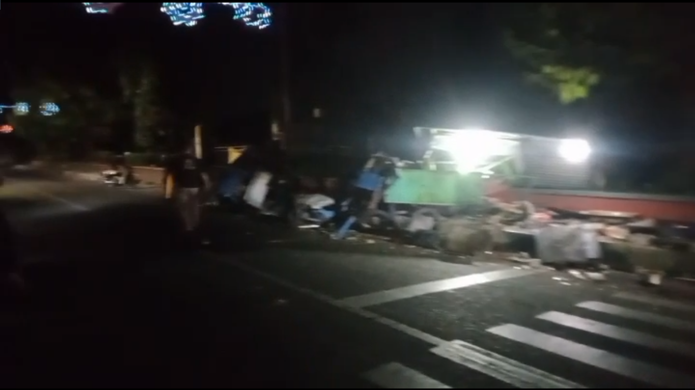 Kondisi lapak PKL di kawasan Kuliner Jombang Jl Dr Soetomo Jombang yang rusak setelah ditabrak fortuner
