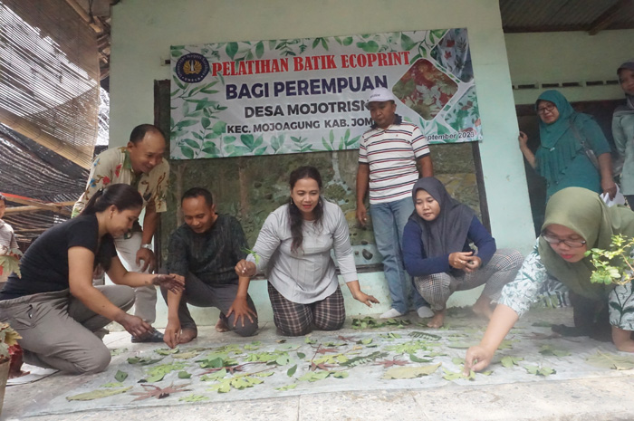 Kepala Desa Mojotrisno Nanang Sugiarto (bertopi putih) saat melihat praktek membatik ecoprint