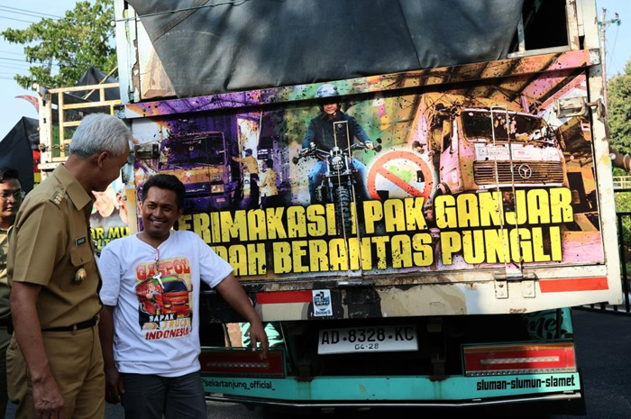 Ganjar Pranowo menemui para sopir truk yang menobatkannya sebagai Bapak Truk Nusantara pada Senin (4/9).