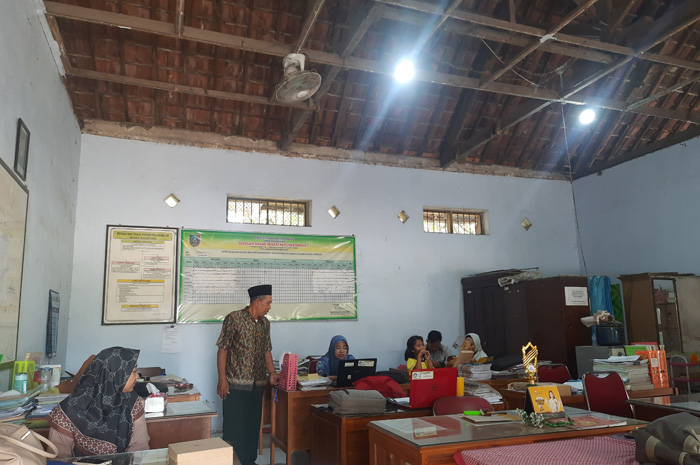 Kondisi ruang guru di SD Negeri Kepuhkembeng 1 Jombang yang tanpa asbes karena rusak dimakan usia