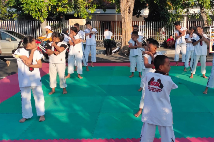 Atlet usia dini tarung derajat latihan di halaman Polres Jombang, Minggu (1/10).