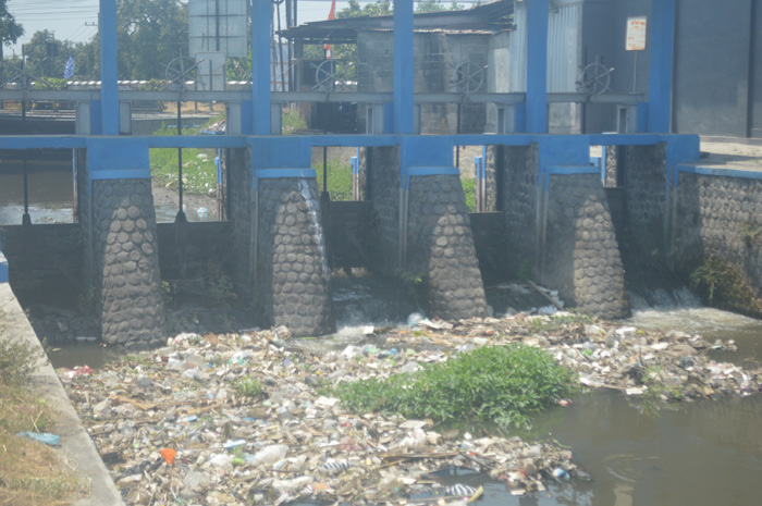 Kondisi bendungan di Desa Pagerwojo, Perak Jombang yang dioenuhi sampah