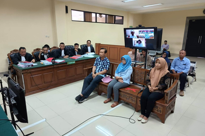 Para saksi yang juga istri serta karyawan kedua terdakwa saat diperiksa di Pengadilan Tipikor Surabaya