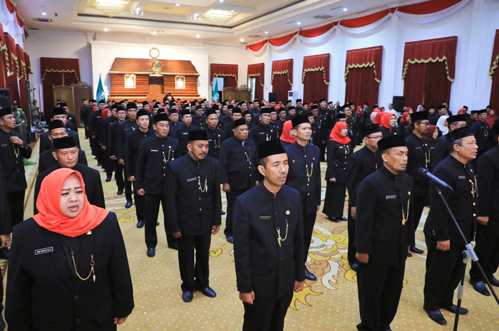 Prosesi pelantikan sejumlah kepala sekolah di Gedung Negara Grahadi Surabaya