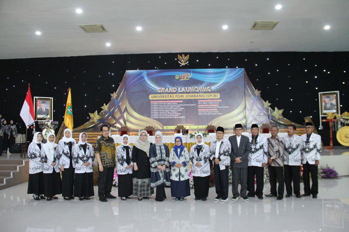 Rektor Universitas PGRI Jombang, Prof Dr Dra Munawaroh MKes, bersama pengurus PPLP PT PGRI Jombang dan LLDIKTI Wilayah VII.