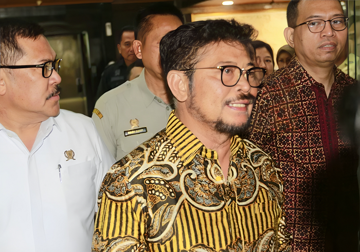 Mentan Syahrul Yasin Limpo menyapa wartawan saat tiba di kantor Kementerian Pertanian pada acara pisah sambut. (DERY RIDWANSAH/ JAWAPOS.COM)