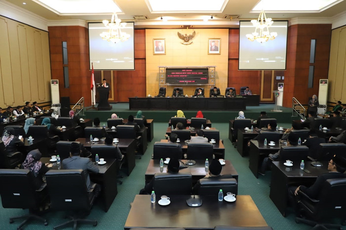 Suasana rapat paripurna pelantikan PAW di DPRD Jombang. Dalam rapat itu, DPRD Jombang juga bertaaruf dengan Pj Bupati Jombang Sugiat