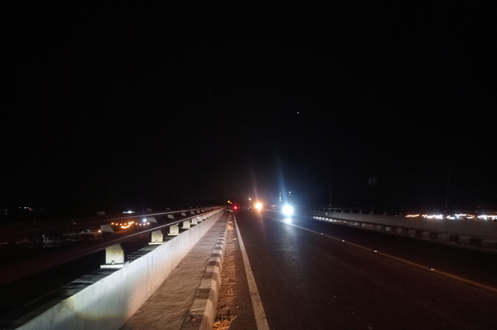 Kondisi PJU Jembatan Ploso yang mati hingga jalanan menjadi gelap gulita