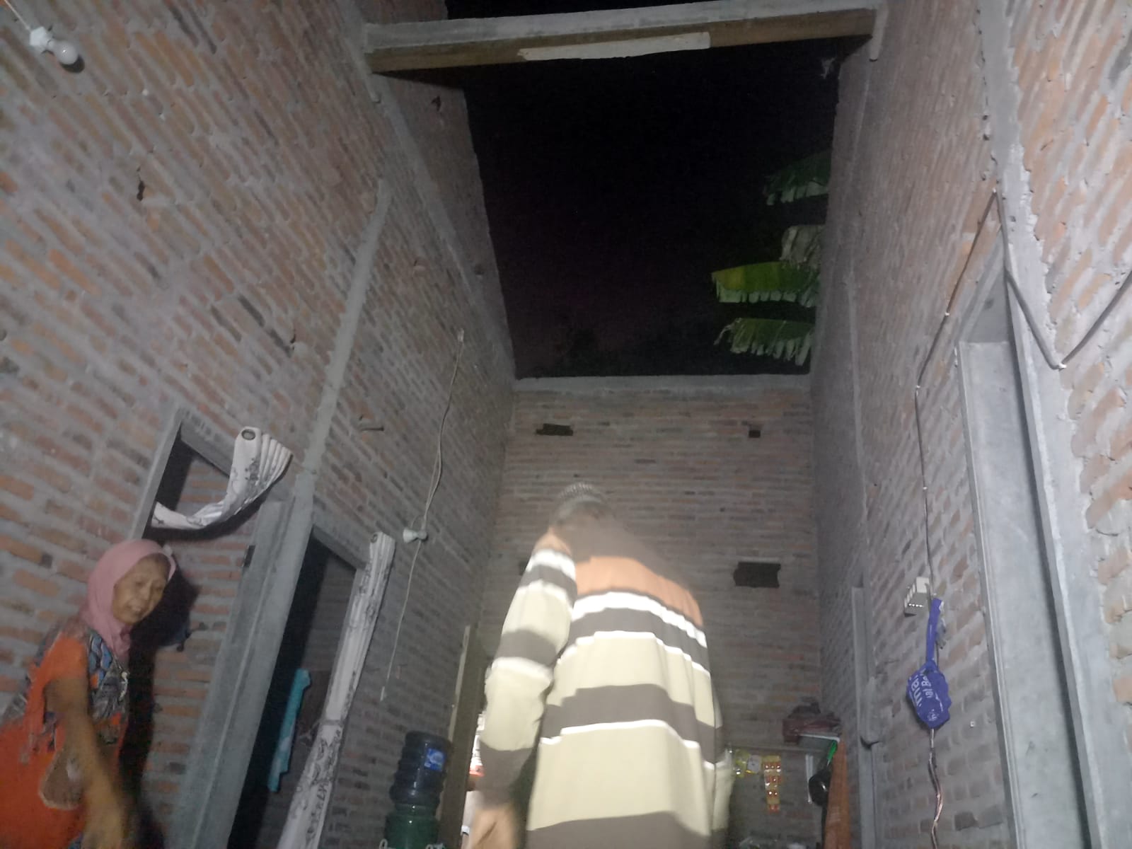 RUmah warga yang rusak tertiup Angin Kencang