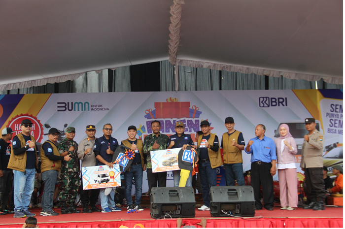 Penyerahan secara simbolis kunci mobil Suzuki Carry Pick Up kepada pemenang hadiah grand prize yang diwakiliki kepala unit pemenang.