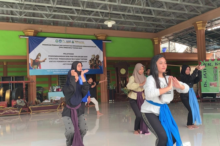 Pelatihan Tari Bedoyo oleh mahasiswa UNP Kediri di Desa Jatiduwur Kecamatan Kesamben, Jombang.
