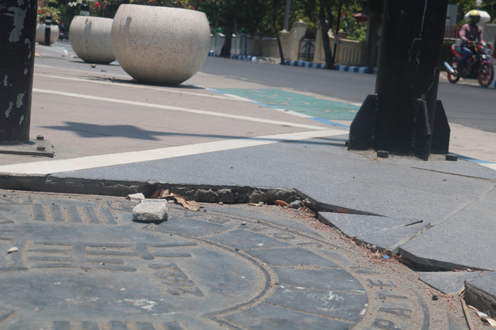 Kondisi salah satu ttik manhole yang ambles dan rusak. Perbaikannya, disebut Dinas Perkim baru bisa dilakukan bulan depan, karena ketersediaan anggaran