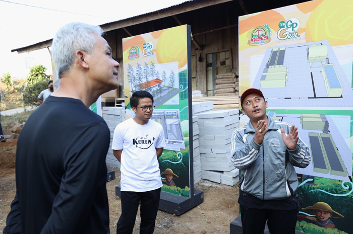 Ganjar Pranowo meninjau pabrik teh premium di Desa Tegallega Kecamatan Warung Kondang Kabupaten Cianjur, Jawa Barat, Kamis (5/10).