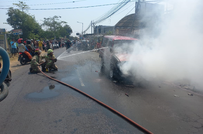 Proses pemadaman mobil yang terbakar di Jalur Arteri Mojoagung, Jombang