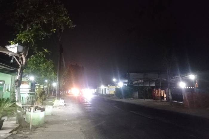 Kondisi jalur Provinsi Ploso-Babat di Des Kedungdowo, Ploso yang kondisinya gelap dan PJU tak berfungsi