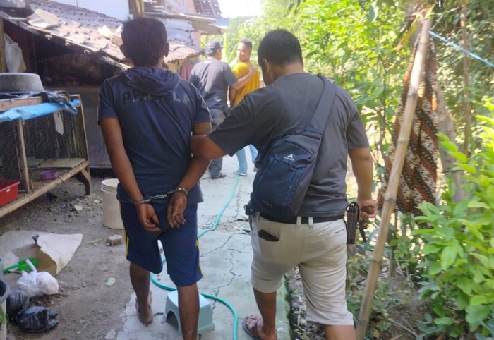 Yasin, residivis pembobol rumah  saat diamankan petugas di rumahnya di Manduro, Kabuh, Jombang