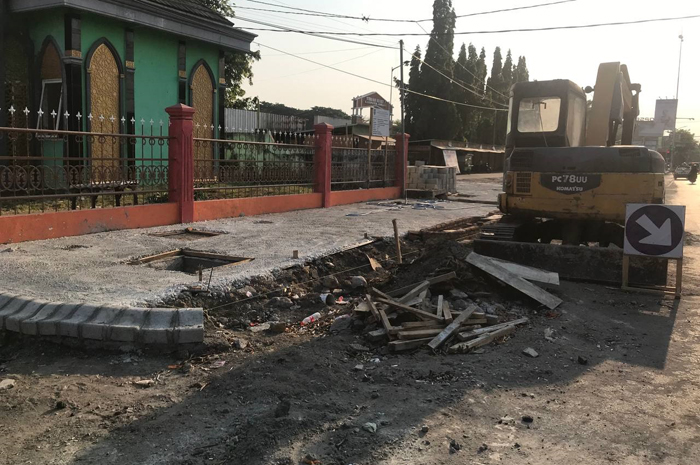 Pekerjaan proyek trotoar Jl Gus Dur Jombang yang masih berlangsung