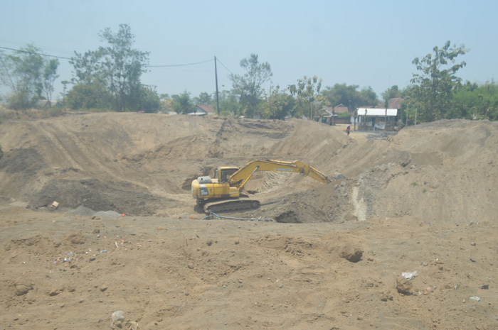 Proses pengerjaan jembatan Brodot, di Desa Delik, brodot, Bandarkedungmulyo, Jombang yang masih berlangsung
