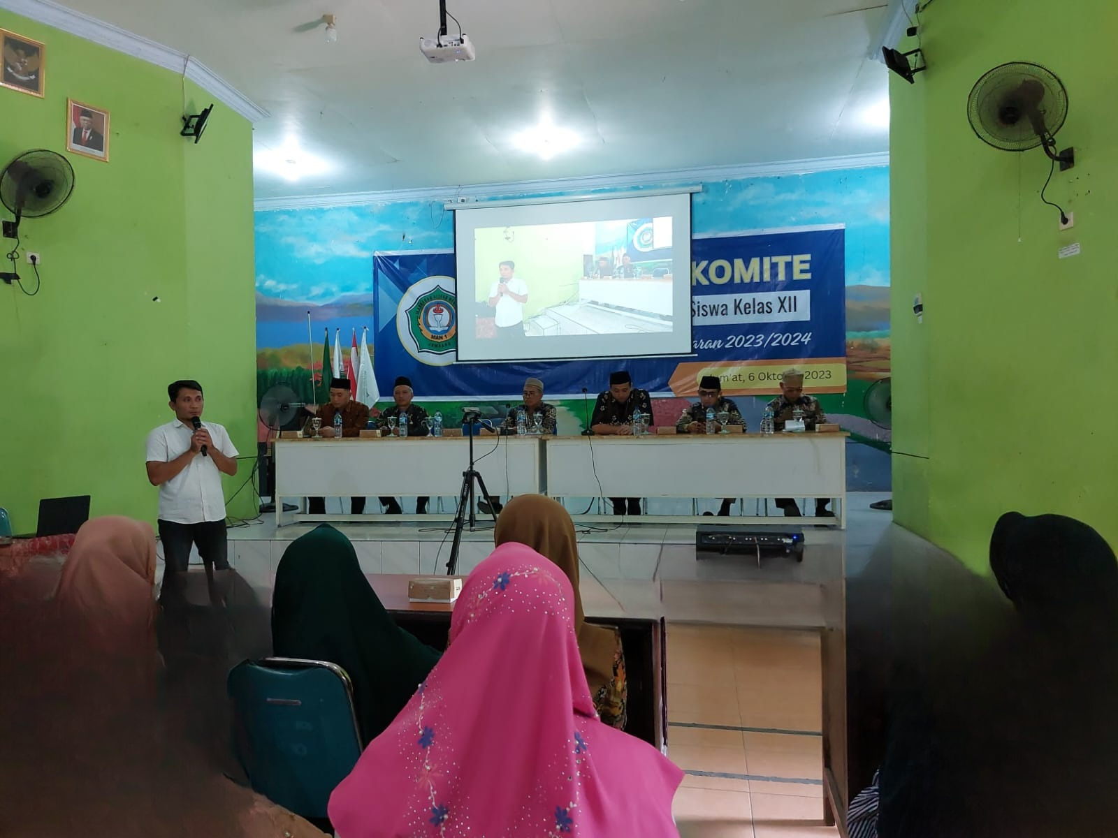 Rapat komite bersama wali siswa Jumat (6/10) lalu dihadiri aparat penegak hukum dari kepolisian dan Kejaksaan Negeri Jombang.