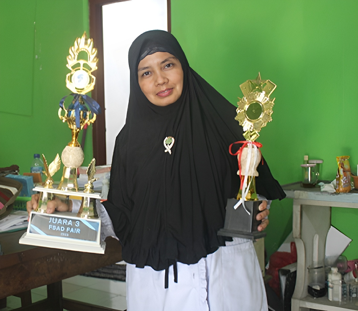 Sayyidah Jumati Rodiyah, Guru Kimia MAN 1 Jombang