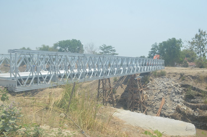 Jembatan bailey di tanggul Kali Konto desa Gondangmanis mulai dipasang