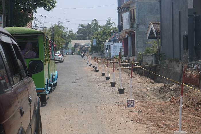 Proyek perbaikan jalan KH Romly tamim Jombang yang kini masih berfokus pada pembenahan saluran