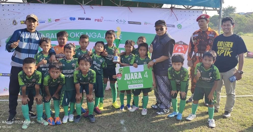 HM Syarif Hidayatullah ST MMT (Gus Sentot) saat menyerahkan hadiah kompetisi usia dini di lapangan Undar Jombang, Minggu (8/10).