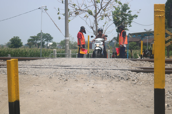JPL 70 atau persimpangan rel KA di Desa Plandi, Kecamatan Jombang kembali dibuka. Tapi hanya untuk kendaraan roda dua.