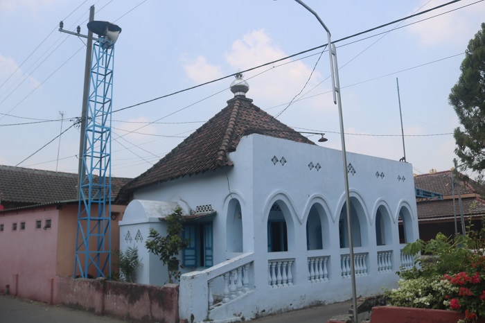 Masjid Baitul Muttaqin di Desa/Kecamatan perak ini sudah berusia puluhan tahun