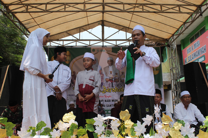 Mbah Bolong berinteraksi dengan siswa MI Sulaimaniyah