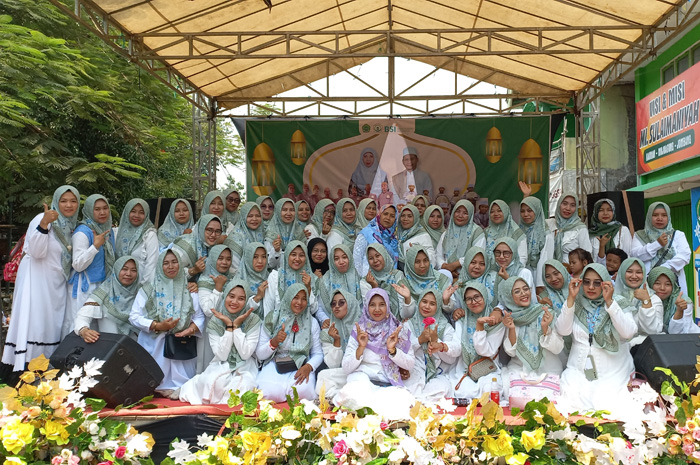 2.	Nur Zakiyah (tengah) bersama paguyuban wali siswa MI Sulaimaniyah Kauman