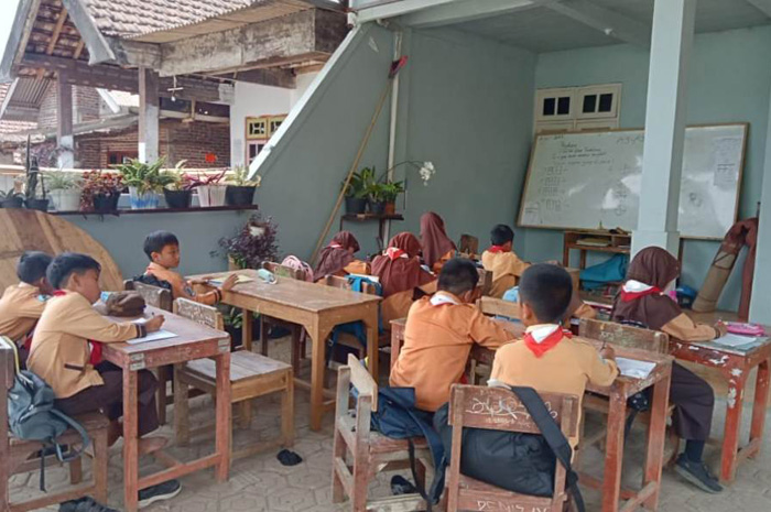 Siswa SDN Carangwulung 1 Wonosalam belajar di luar ruangan karena sekolahnya sedang direhab, Jumat (6/10).