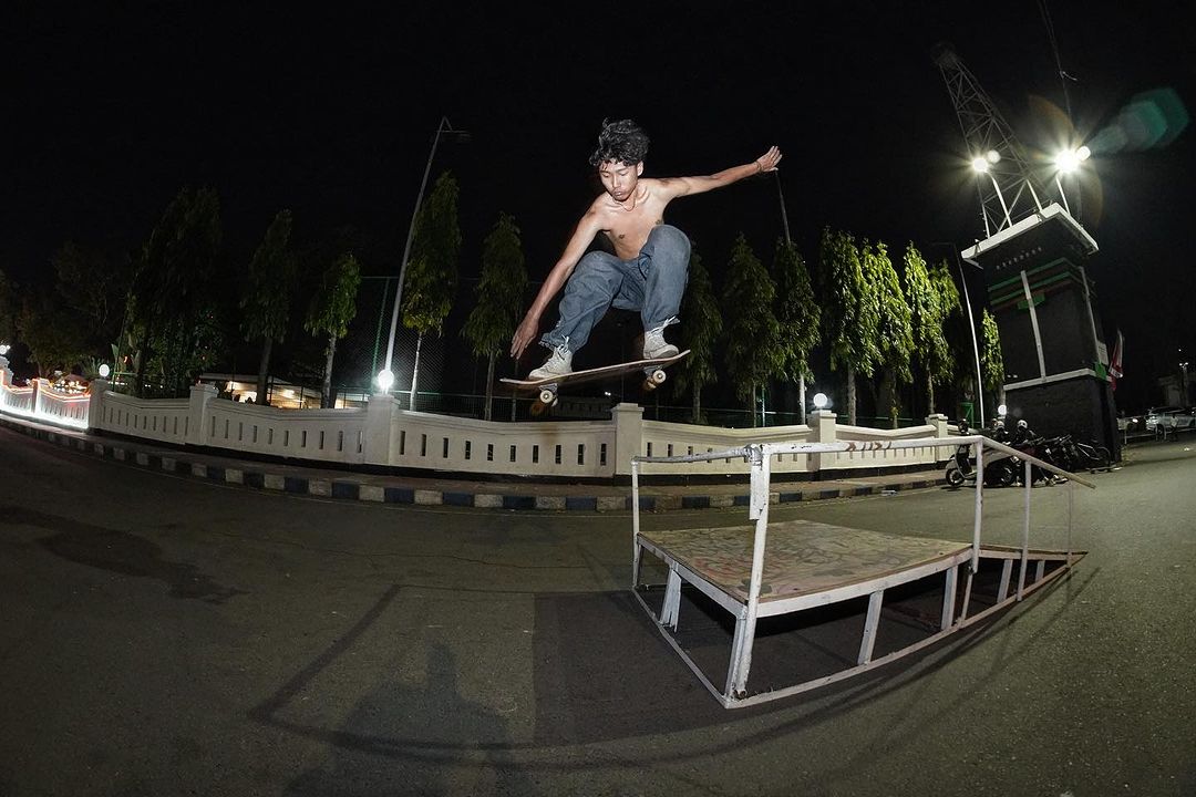 Salah satu atlet skateboard Jombang saat berlatih di jalan depan pendopo Kabupaten