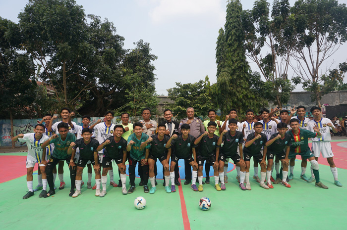 Wasit dan perangkat pertandingan berfoto bersama tim futsal putra SMA PGRI 2 Jombang dan SMKN Mojoagung menjelang petandingan pembuka turnamen GFC 2023, Jum&rsquo;at (13/10)