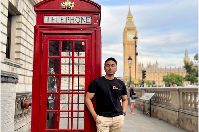 Muhammad Bahrul Ulum saat berfoto di Red Telephone Box, Great George Street, Westminster, London
