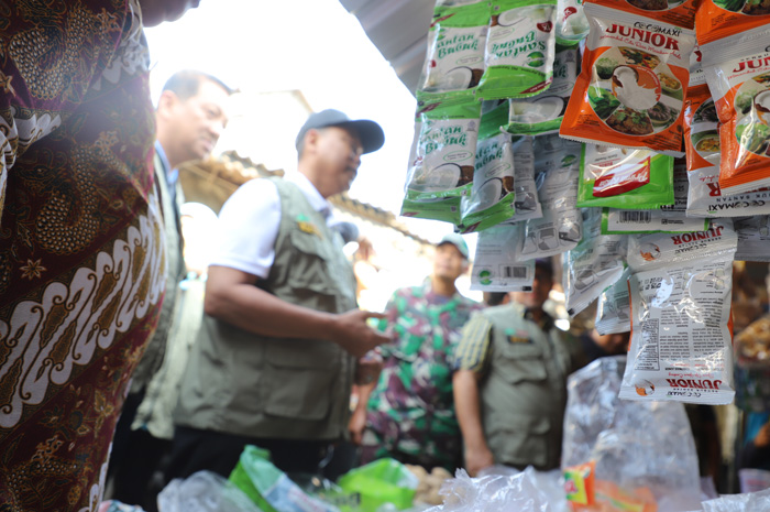 Pj Bupati Jombang SUgiat memantau harga beras di Pasar Ngoro Jombang sebelum mengecek operasi pasar di depan pasar ini