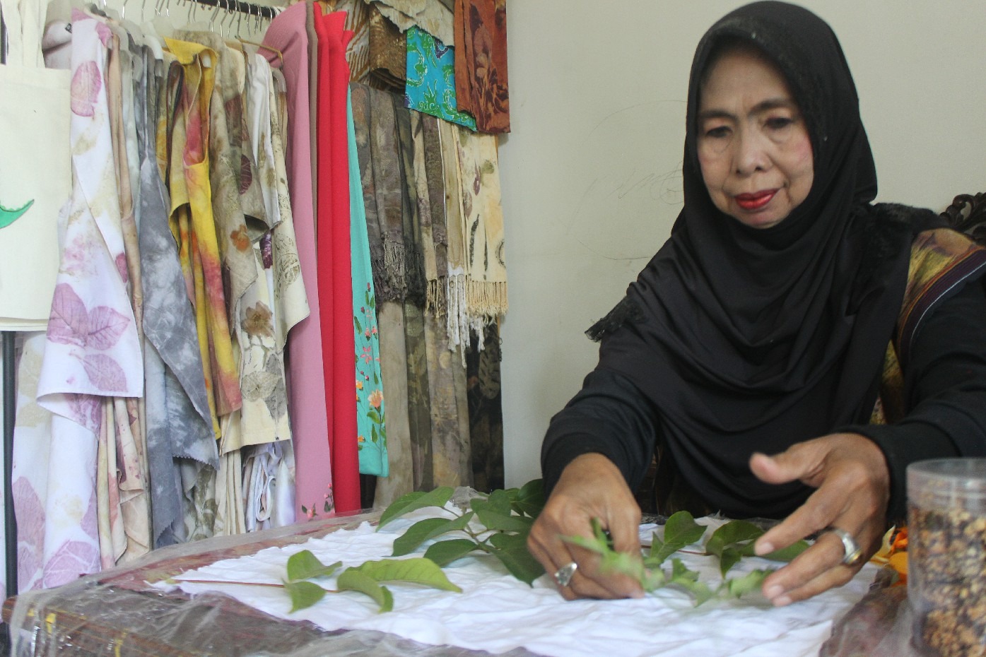Iin Masrochaini menempelkan daun untuk membuat motif ecoprint yang baru, kemarin (14/10).