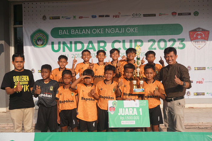 Ketua turnamen Undar Cup, Edy Musyadad (paling kiri) dan penanggung jawab SSB Undar Bintang Muda, Dr Agus Raihani MMT (paling kanan) bersama pemenang Undar Cup