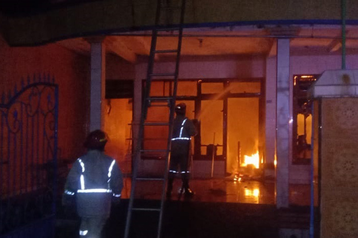 Proses pemadaman rumah yang terbakar di Dusun Sumberbeji, Desa Kesamben, Kecamatan Ngoro, Jombang