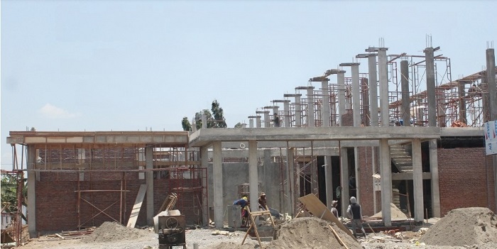 Pekerja Proyek Puskesmas Mojoagung yang bekerja tanpa menggunakan APD dan minim K3